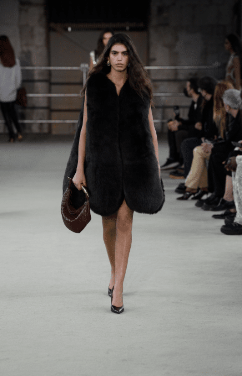 Image of the Bottega Veneta model walking.